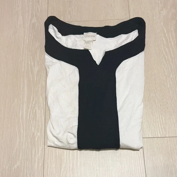 3/$10 Chico's Monochrome V-Neck Long Sleeve Top - Picture 2 of 8